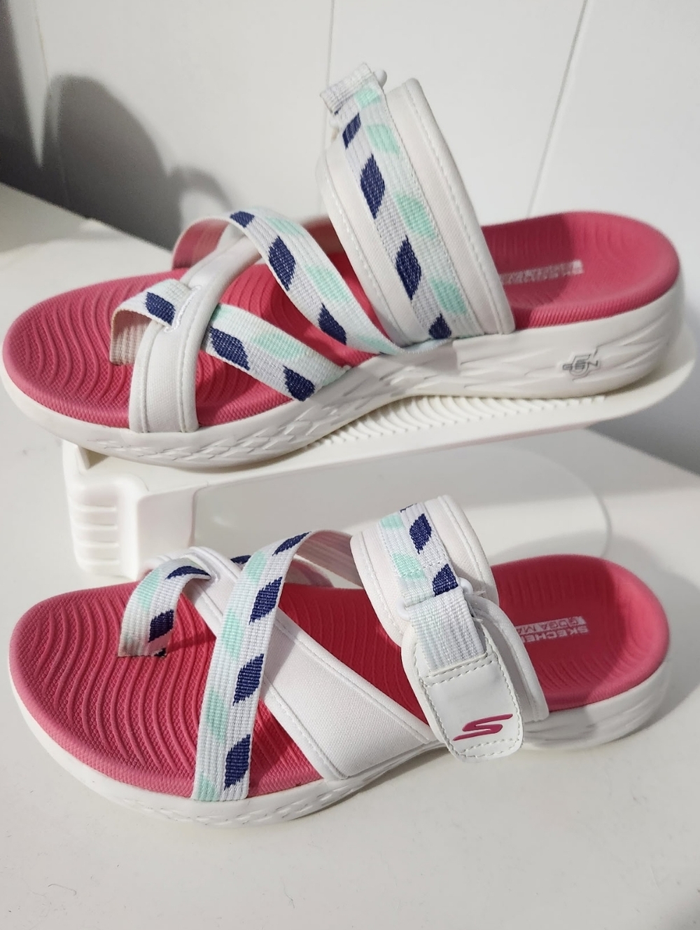 Skechers On The GO 600  Elevate Flip Flop Thong  Sandal with Pink Insole Size 7